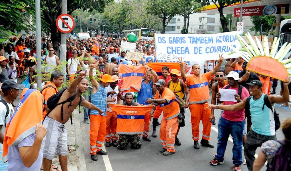 O conflito começou depois que a passeata foi barrada pelos policiais, que passaram a usar bombas de gás lacrimogêneo para dispersar os manifestantes; os garis ameaçam entrar em greve por melhores condições de trabalho, reajuste salarial, vale-refeição e pagamento de horas extras; todos os policiais que participam da operação estão sem identificação e o major Brum, responsável pela ação, não justificou a medida