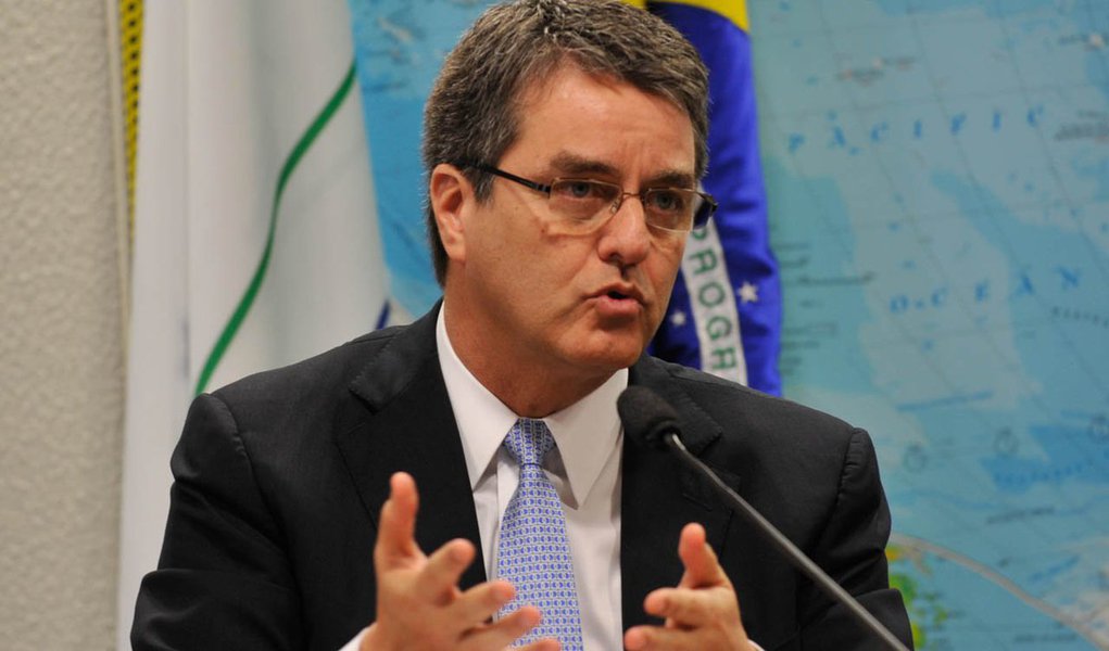 A apenas três meses da 9° Conferência Ministerial da Organização Mundial do Comércio, que ocorrerá em Bali, na Indonésia, o brasileiro Roberto Azevêdo, que assumiu neste domingo 1º o comando do órgão, se disse otimista em relação às negociações entre os países-membros da entidade; conferência em Bali é prioridade imediata da OMC, disse ele