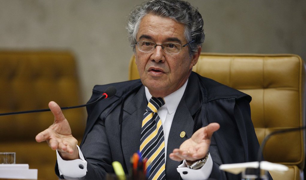 "Eu até hoje não entendo por que eles vieram para cá, para Brasília", criticou o ministro do Supremo, colega de Joaquim Barbosa; Marco Aurélio Mello também minimizou a fuga de Henrique Pizzolato para a Itália ao afirmar que é preciso "compreender a angústia de quem está condenado"