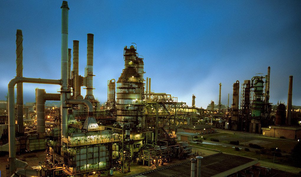 Processamento em refinarias do Brasil atingiu 2,225 milhões de barris; volume superou em 25 mil barris o recorde diário anterior, alcançado em 29 e 30 de junho deste ano; de acordo com a companhia, o resultado reafirma a busca contínua da Petrobras pelo aumento da eficiência operacional das refinarias