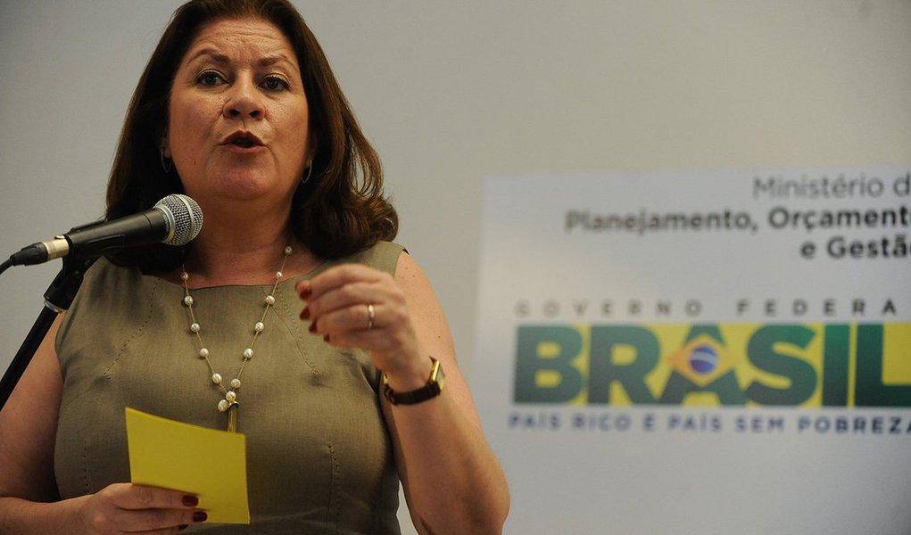 Em entrevista publicada ontem pelo jornal El País, presidente disse que o PIB de 2012 será revisado de 0,9% para 1,5%, mas não citou a fonte; "Ela não pode antecipar porque o IBGE não terminou de fechar o número ainda", afirmou hoje a ministra do Planejamento, Miriam Belchior; a Presidência esclareceu que Dilma se baseou em estudos preliminares da Fazenda