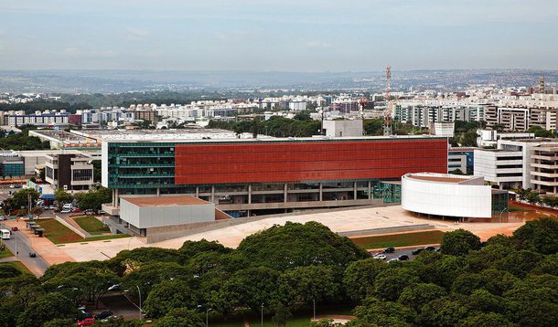 Desse total, R$ 20 milhões devem ser oferecidos ao Executivo já no início de novembro, para suplementação do orçamento do GDF, servindo para o custeio de salários de servidores da área de saúde; a estimativa consta do Relatório Analítico de Acompanhamento da Execução Orçamentária da CLDF, publicado no Diário da Câmara Legislativa