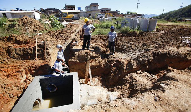 Para começar a resolver o problema, o governo do estado anunciou o investimento de R$ 456 milhões na instalação de 423 quilômetros de rede de água e R$ 400 milhões na construção de 300 quilômetros de rede coletoras de esgoto, em um prazo de cinco anos; a notícia foi divulgada pelo secretário estadual do Ambiente, Carlos Minc, durante a abertura da Conferência de Saneamento Básico da Baixada Fluminense, que ocorreu em Duque de Caxias