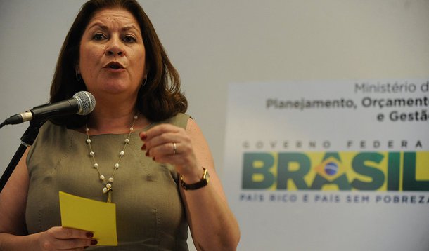 Em entrevista publicada ontem pelo jornal El País, presidente disse que o PIB de 2012 será revisado de 0,9% para 1,5%, mas não citou a fonte; "Ela não pode antecipar porque o IBGE não terminou de fechar o número ainda", afirmou hoje a ministra do Planejamento, Miriam Belchior; a Presidência esclareceu que Dilma se baseou em estudos preliminares da Fazenda