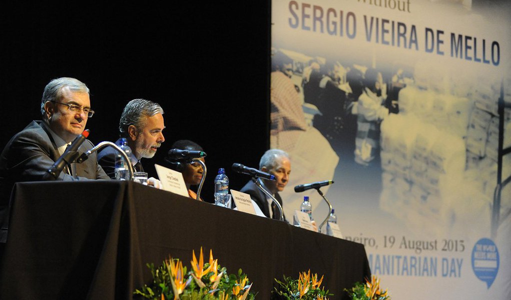 Evento com a presença de diplomatas brasileiros e representantes da ONU no Jardim Botânico, no Rio de Janeiro, homenageia o brasileiro em um atentado a bomba no Iraque, em 2003; ele era representante do secretário-geral das Nações Unidas para o Iraque, que havia sido recém-invadido pelos Estados Unidos; outros 21 funcionários do escritório da ONU em Bagdá morreram no atentado