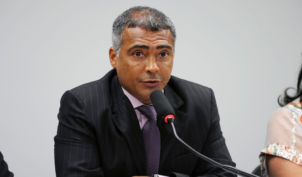 Deputado está em um quarto do Hospital Sarah Kubitschek recuperando-se de uma cirurgia de hérnia de disco. Romário (sem partido-RJ) sofria fortes dores e foi aconselhado pelos médicos a se submeter ao procedimento. De acordo com boletim médico, a cirurgia durou seis horas e transcorreu "sem intercorrências e alcançou seus objetivos"