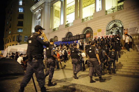 Os repórteres Julio Molica e Antonia Martinho, da GloboNews, foram expulsos da galeria da Câmara Municipal do Rio de Janeiro por manifestantes favoráveis à CPI. O repórter cinematográfico da TV Band Sergio Colonesi e o jornalista do portal Terra Cirilo Júnior também foram agredidos em meio a um tumulto nas galerias e no plenário