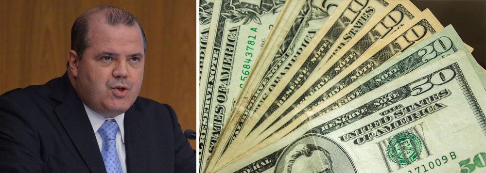 O dólar interrompeu série de seis altas e fechou em queda ante o real, após o Banco Central, comandado por Alexandre Tombini, endurecer sua postura; a moeda norte-americana fechou em R$ 2,39 e o mercado já projeta novas quedas