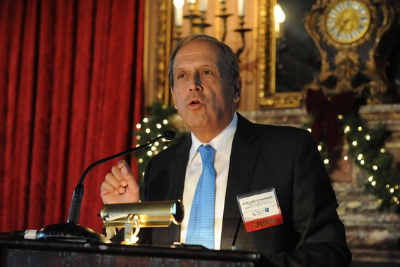 A Grécia demitiu o presidente da sua agência de privatização, Stelios Stavridis, neste domingo, depois que um jornal informou que ele viajou no avião particular de um empresário que acaba de comprar uma empresa estatal