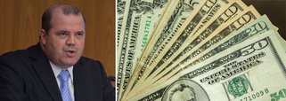 O dólar interrompeu série de seis altas e fechou em queda ante o real, após o Banco Central, comandado por Alexandre Tombini, endurecer sua postura; a moeda norte-americana fechou em R$ 2,39 e o mercado já projeta novas quedas