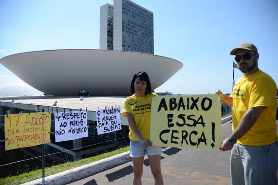 Muro foi erguido depois da onda de protestos realizados em praticamente todo o país no mês de junho. Segundo eles, a estrutura construída no gramado, ao lado da Via S1, que tem bases de concreto, fere o projeto arquitetônico de Brasília, considerada Patrimônio Cultural da Humanidade desde 1987