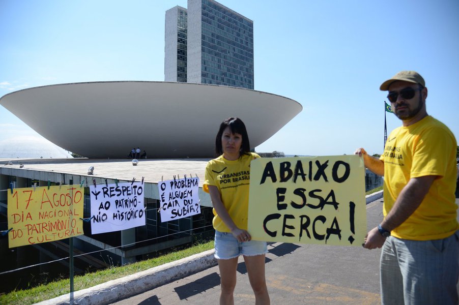 Muro foi erguido depois da onda de protestos realizados em praticamente todo o país no mês de junho. Segundo eles, a estrutura construída no gramado, ao lado da Via S1, que tem bases de concreto, fere o projeto arquitetônico de Brasília, considerada Patrimônio Cultural da Humanidade desde 1987