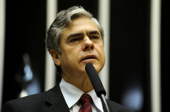 Deputado condena o que chama de apropriação indébita dos salários dos médicos pelo regime cubano.  “Lamentável a degeneração a que chegou o regime de Cuba pelo qual nós, na juventude, sempre nos batemos. Apostávamos num modelo de sociedade mais igualitária e mais fraterna”, disse ele