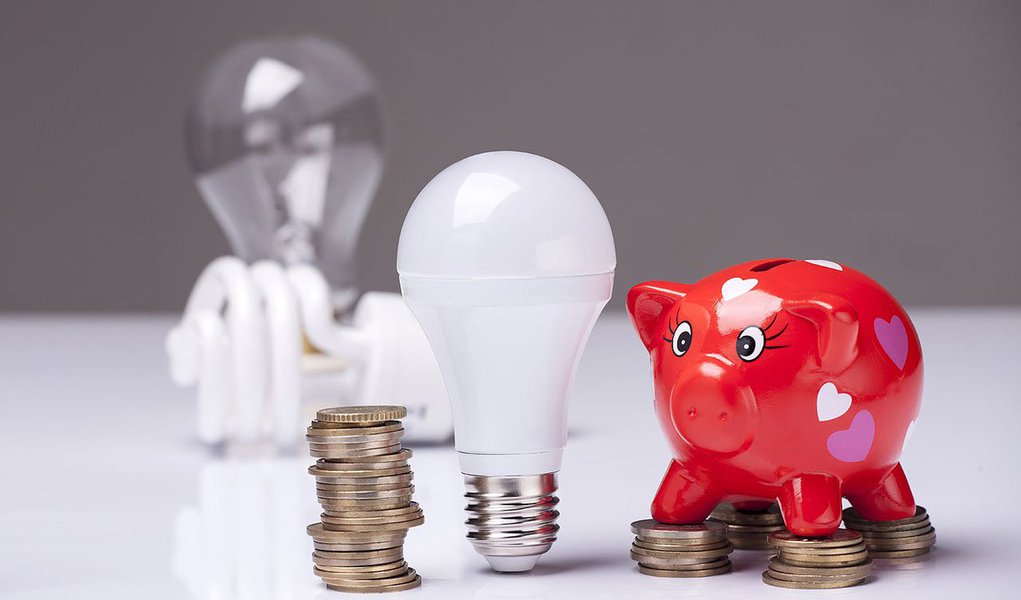 O reajuste na conta de energia no Distrito Federal passou a valer a partir desta segunda-feira (26); agora, a população passará a pagar 5,75% mais caro