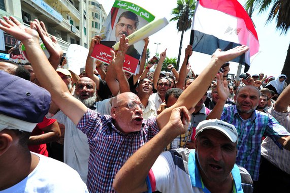 Movimento foi dissolvido pelo regime militar do Egito em 1954, mas se registrou como uma organização não-governamental em março e agora protesta contra a deposição do presidente Mohamed Mursi. Segundo Ministério da Saúde, 173 pessoas morreram na sexta-feira em confrontos com forças de segurança