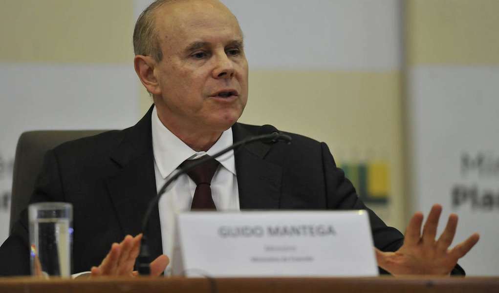 “Certamente, os movimentos populares ajudaram a criar o mau humor e uma visão distorcida do Brasil lá fora”, disse o ministro da Fazenda, em encontro com lideranças empresariais em São Paulo; Mantega ressaltou que, além das manifestações, a expectativa de setores da economia brasileira caiu por várias causas, como a inflação; “houve uma piora das expectativas no Brasil, por uma séria de razões. Para cada segmento, é uma causa diferente", frisou