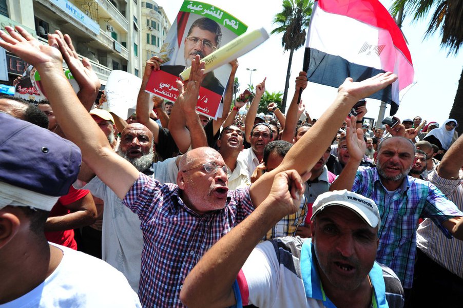 Movimento foi dissolvido pelo regime militar do Egito em 1954, mas se registrou como uma organização não-governamental em março e agora protesta contra a deposição do presidente Mohamed Mursi. Segundo Ministério da Saúde, 173 pessoas morreram na sexta-feira em confrontos com forças de segurança