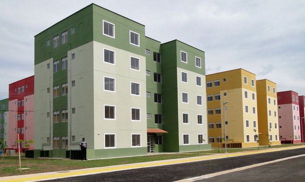 No ano de 2013, a Caixa Econômica Federal atingiu R$ 134,9 bilhões em contratações do crédito imobiliário; volume ultrapassou a previsão do banco de R$ 130 bilhões; no ano passado foram feitos mais de 1,9 milhão de contratos, enquanto em 2012, foram firmados 1,2 milhão; o Minha Casa Minha Vida encerrou o ano com 3,240 milhões de unidades contratadas, desde o lançamento do programa; somente em 2013, foram 900 mil unidades