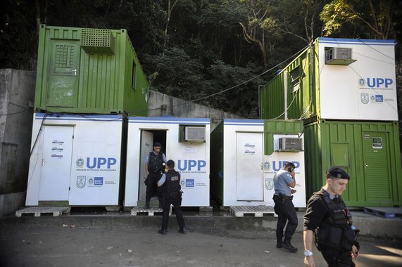 É o que aponta o Sistema Firjan (Federação das Indústrias do Rio de Janeiro); segundo a pesquisa, cerca de 34% dos jovens de 18 a 29 anos de idade que moram em comunidades pacificadas do Rio de Janeiro, não trabalham nem estudam; na faixa de 15 a 18 anos, o percentual dos jovens que não estudam e nem trabalham cai para 12%