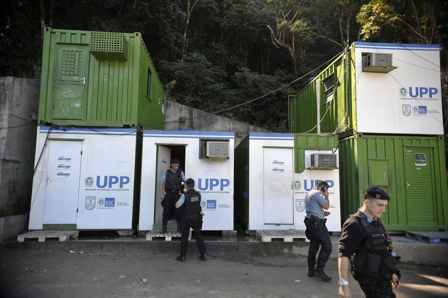 É o que aponta o Sistema Firjan (Federação das Indústrias do Rio de Janeiro); segundo a pesquisa, cerca de 34% dos jovens de 18 a 29 anos de idade que moram em comunidades pacificadas do Rio de Janeiro, não trabalham nem estudam; na faixa de 15 a 18 anos, o percentual dos jovens que não estudam e nem trabalham cai para 12%