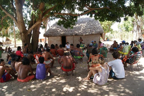 Desde domingo (5), índios krikati, guajajara e krenyê bloqueiam um trecho da Rodovia MA-280, entre as cidades de Montes Altos, a cerca de 65 quilômetros de Imperatriz; e o município vizinho, Sítio Novo, no sudoeste do Maranhão; eles pedem melhorias no atendimento à saúde, na educação e compensações pela instalação de torres de alta-tensão nas reservas