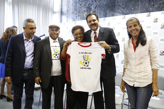 Ação sensibilizará a população do Distrito Federal e os visitantes sobre o tema; vítimas serão orientadas a registrar denúncia nas delegacias ou por telefone. O projeto ainda oferece orientação jurídica e psicossocial. "Temos observado muitos casos de racismo no esporte, no Brasil e no mundo. O objetivo da campanha é informar turistas e brasilienses de que temos legislação que pune o crime", disse o secretário da Promoção da Igualdade Racial, Veridiano Custódio