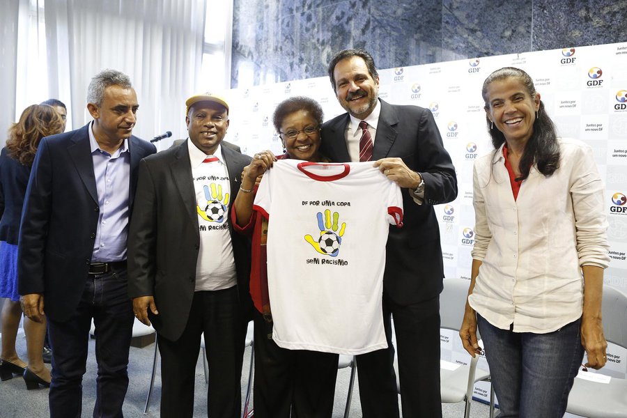 Ação sensibilizará a população do Distrito Federal e os visitantes sobre o tema; vítimas serão orientadas a registrar denúncia nas delegacias ou por telefone. O projeto ainda oferece orientação jurídica e psicossocial. "Temos observado muitos casos de racismo no esporte, no Brasil e no mundo. O objetivo da campanha é informar turistas e brasilienses de que temos legislação que pune o crime", disse o secretário da Promoção da Igualdade Racial, Veridiano Custódio