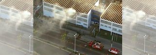 Um incêndio na escola municipal de Manguinhos, no Subúrbio do Rio, mobilizou bombeiros dos quartéis de Benfica e Vila Isabel; na manhã desta terça-feira (07/01), o fogo tomou conta das salas de pelo menos dois andares