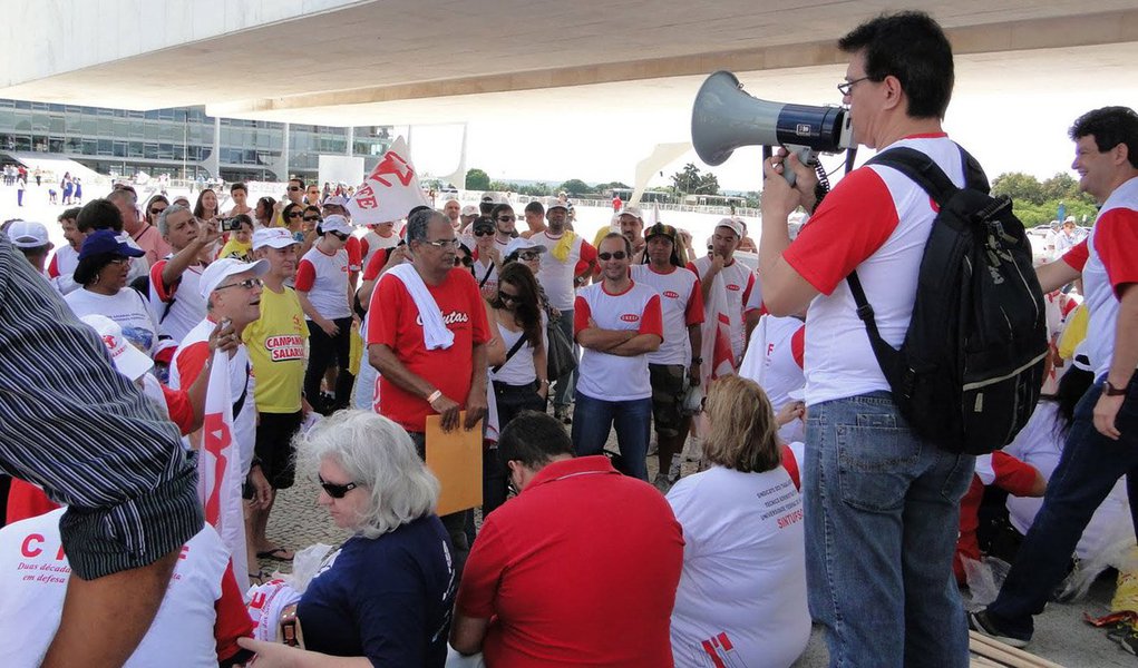 Superior Tribunal de Justiça (STJ) determinou, em medida liminar, a suspensão da greve dos professores e técnicos administrativos de institutos de educação e universidades federais e do Colégio Pedro II, no Rio de Janeiro; pela decisão, os servidores em greve devem retomar as atividades, paralisadas há 58 dias; em caso de descumprimento, a multa diária pode chegar a R$ 200 mil