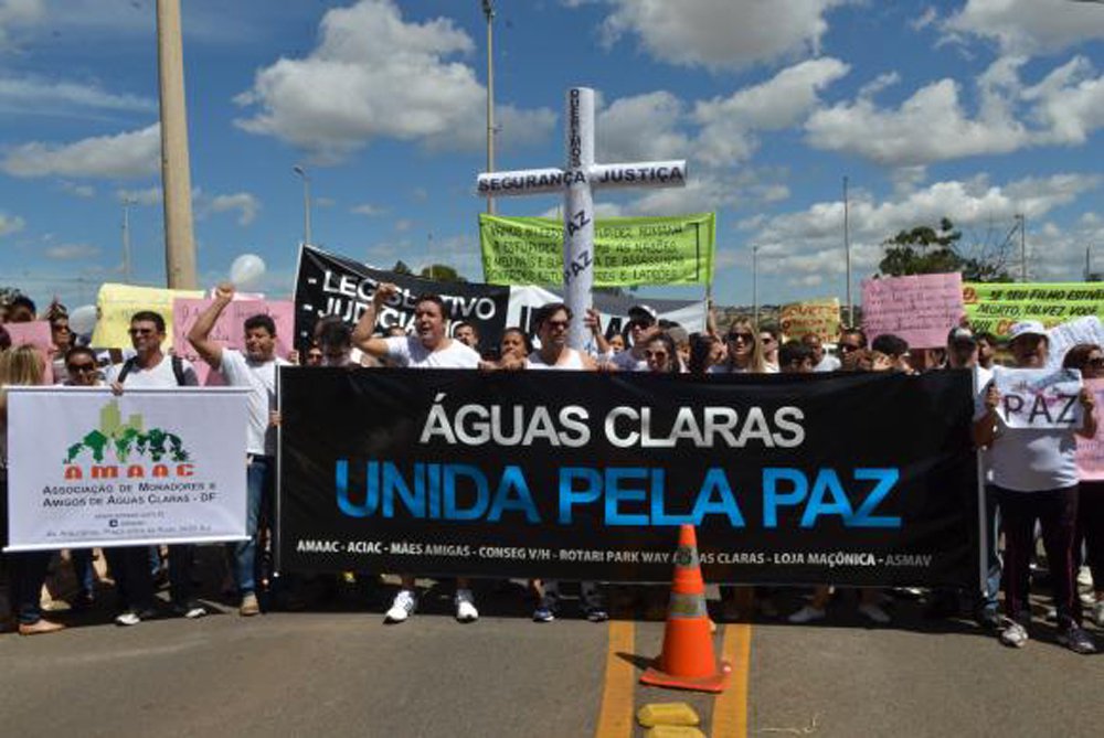 O protesto foi organizado após a morte do jovem Leonardo Almeida Monteiro, de 29 anos, assassinado com tiro no pescoço em um assalto, na terça feira, e reuniu cerca de 800 manifestantes, que saíram de uma estação de metrô e percorreram as ruas de Águas Claras usando camisetas brancas com a foto do jovem assassinado
