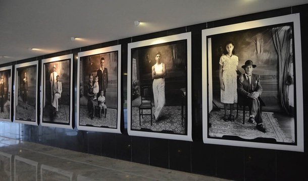 Em 1º de maio de 1943, a Consolidação das Leis do Trabalho entrava em vigor no País, obrigando todos os brasileiros a ter a Carteira de Trabalho como documento exigido para o exercício da profissão; foi a partir dessa necessidade que o mineiro Assis Horta, de 95 anos, passou a fotografar operários e pessoas à procura de emprego em Diamantina e região; parte desse acervo pode ser vista no Palácio do Planalto, na exposição A Democratização do Retrato Fotográfico Através da CLT