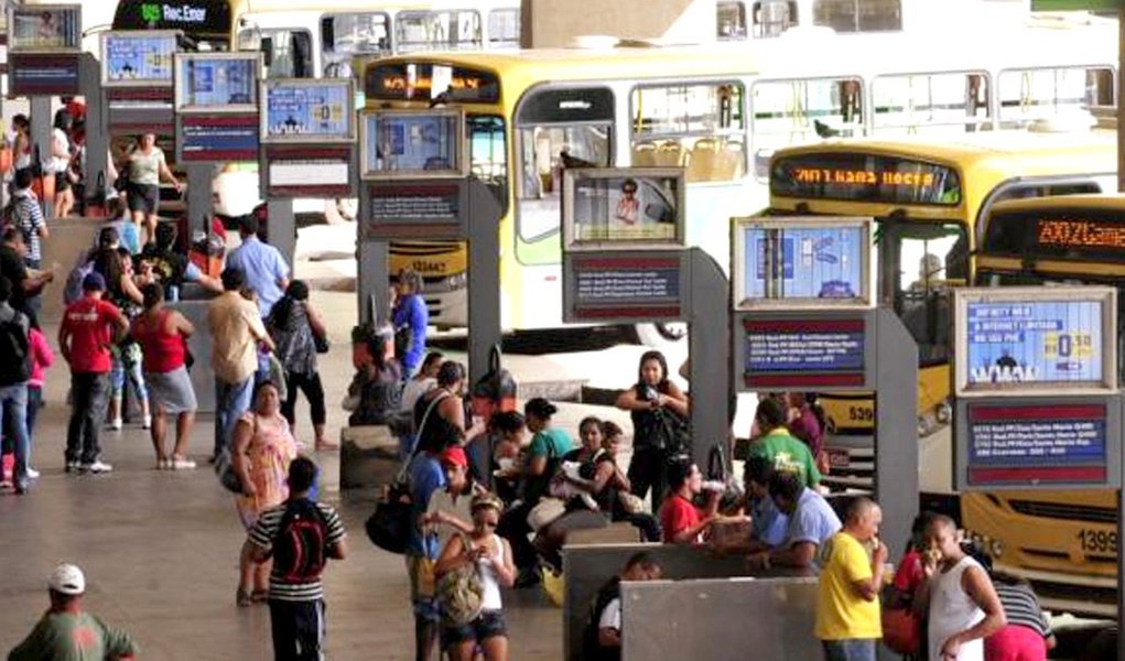 Representantes dos empresários, dos rodoviários e os secretários de Administração, Wilmar Lacerda, e de Transportes, José Walter Vasquez, voltaram a se reunir neste sábado; para fechar acordo os empresários cobram do governo o pagamento de uma dívida de R$150 milhões, que seria referente a reajustes atrasados da chamada tarifa técnica, que envolve itens como o custo do diesel, de lubrificantes, das peças, de despesas administrativas e da taxa de rentabilidade repassada às empresas; “Não reconhecemos o valor dessa dívida R$150 milhões reclamada pelos empresários”, diz o secretário de administração; GDF reafirmou o compromisso de pagar uma parte, R$ 25 milhões, até a próxima sexta-feira, 13