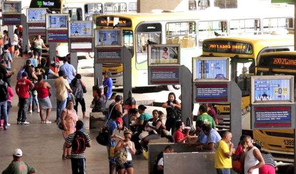 Representantes dos empresários, dos rodoviários e os secretários de Administração, Wilmar Lacerda, e de Transportes, José Walter Vasquez, voltaram a se reunir neste sábado; para fechar acordo os empresários cobram do governo o pagamento de uma dívida de R$150 milhões, que seria referente a reajustes atrasados da chamada tarifa técnica, que envolve itens como o custo do diesel, de lubrificantes, das peças, de despesas administrativas e da taxa de rentabilidade repassada às empresas; “Não reconhecemos o valor dessa dívida R$150 milhões reclamada pelos empresários”, diz o secretário de administração; GDF reafirmou o compromisso de pagar uma parte, R$ 25 milhões, até a próxima sexta-feira, 13