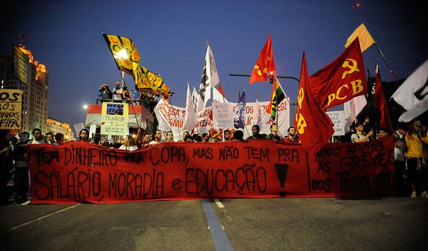 Uma manifestação que reuniu diversos grupos políticos ao longo da Avenida Presidente Vargas, no Rio de Janeiro terminou dividida; o grupo remanescente acabou dispersado pela polícia com uso de spray de pimenta e bomba de gás; o protesto foi um dos vários que ocorreram em diversas capitais do país e teve, entre temas principais, o apoio à educação e o repúdio aos gastos da Copa do Mundo