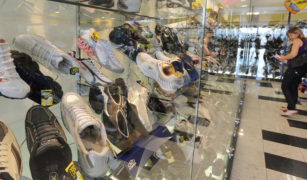 Levantamento da Confederação Nacional do Comércio de Bens, Serviços e Turismo (CNC) mantém a tendência de queda que vem sendo registrada desde o início do ano, com recuo de 2,3% (para 122,4 pontos) em relação a abril, passando a uma queda de 4,2% sobre maio do ano passado