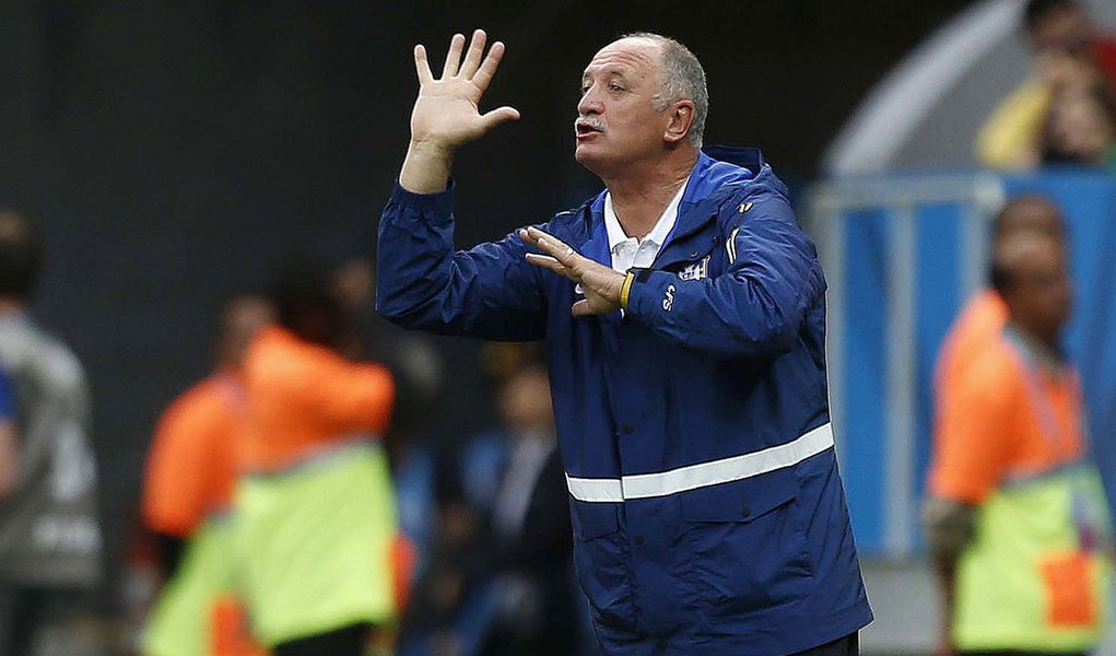 "Detalhes a gente corrige só no intervalo, porque durante o jogo ninguém escuta ninguém. Só uma ou outra televisão que quer ouvir o que a gente está falando com os jogadores, que eu acho uma grande palhaçada", disparou o técnico Luiz Felipe Scolari sobre quadro do programa Fantástico
 