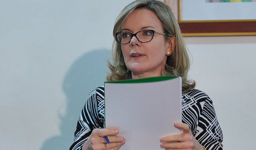 Em entrevista, ministra-chefe da Casa Civil, pré-candidata ao governo do Paraná pelo PT, afirmou neste domingo 8 que a "definição sobre eleição e conversa sobre campanha cabem a 2014, não agora"