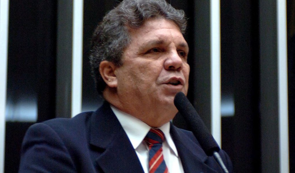 Pesquisa do Instituto Dados apontou que, entre os pré-candidatos ao Senado pelo Distrito Federal, o deputado federal Alberto Fraga (DEM) é o mais rejeitado, com 10,9%; o democrata deve se coligar à chapa do ex-governador José Roberto Arruda (PR), de quem foi secretário de Transporte; caso esta aliança não se confirme, Fraga deverá se aliar com o PPS de Eliana Pedrosa, que disputará o GDF