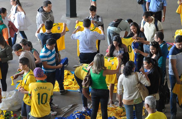 O Mundial está prestes a começar e a "ficha caiu". Nas redes sociais, os internautas fazem contagem regressiva, postam fotos de suas residências enfeitadas e muitos admitem que, apesar das broncas e protestos, o espírito do futebol fala mais alto. Nas ruas de Brasília, engarrafamento na volta para casa e muita gente com a camisa amarela
