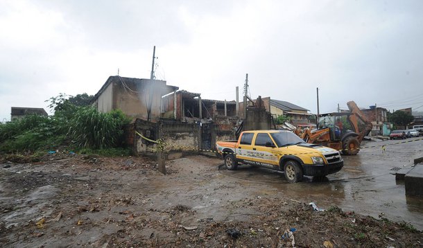 O governo do Rio de Janeiro vai pedir recursos ao governo federal para criação de uma patrulha que atuará na recuperação de estragos provocados pelas chuvas nos municípios da Baixada Fluminense; a patrulha terá equipamentos como retroescavadeiras, para retirar entulho e desobstruir rios e ruas, além de pessoal treinado 