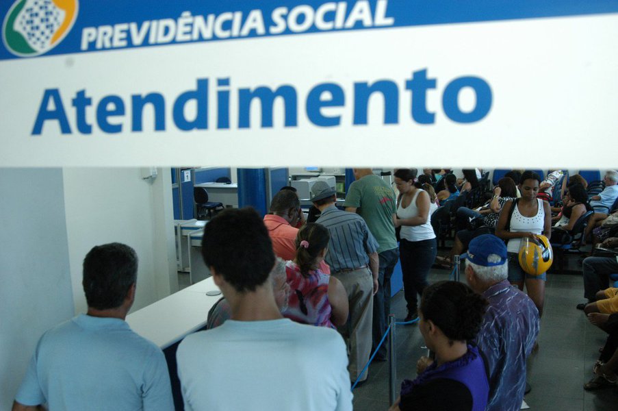 Os segurados do Instituto Nacional do Seguro Social (INSS) devem procurar a agência bancária onde recebem o benefício para comprovar que estão vivos e renovar senha; quem não fizer, terá o benefício bloqueado pela Previdência Social; os bancos tem até o dia 28 de fevereiro de 2014 para finalizar o processo de comprovação de vida e renovação de senha dos beneficiários que recebem por meio de conta-corrente, poupança ou cartão magnético