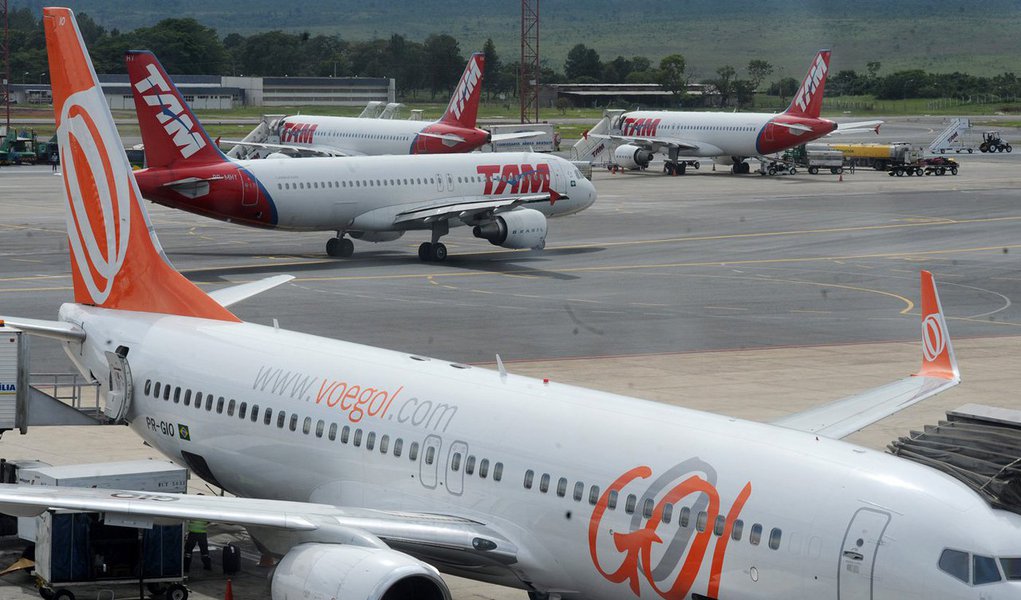 Informação foi divulgada pela Associação Brasileira das Empresas Aéreas (Abear), que computou dados das companhias TAM, Gol, Azul e Avianca; segundo a associação, a taxa média de ocupação alcançou 79,5%, com 6,4 milhões de passageiros embarcados em abril, o que representou aumento de 2,2% em relação ao ano passado