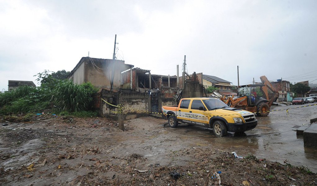 O governo do Rio de Janeiro vai pedir recursos ao governo federal para criação de uma patrulha que atuará na recuperação de estragos provocados pelas chuvas nos municípios da Baixada Fluminense; a patrulha terá equipamentos como retroescavadeiras, para retirar entulho e desobstruir rios e ruas, além de pessoal treinado 