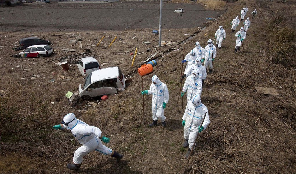 A Tokyo Electric Power (Tepco) investiga todos os vazamentos das zonas de contenção para apurar se parte da 1,8 tonelada do líquido contaminado vazado chegou ao Oceano Pacífico; barreiras em volta das 23 zonas destinadas ao armazenamento têm 30 centímetros de altura e foram construídas para evitar que a água saia dos tanques, como ocorreu no verão passado