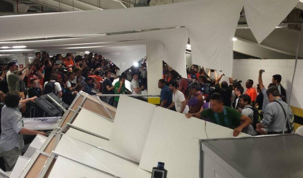Cerca de 200 chilenos invadiram o Centro de Mídia da Fifa, no Maracanã, por falta de ingressos; depois da passarem na correria por uma entrada com detectores de metal, os torcedores invadiram um espaço exclusivo para os cerca de 800 jornalistas; algumas paredes de metal foram derrubadas sobre os equipamentos
