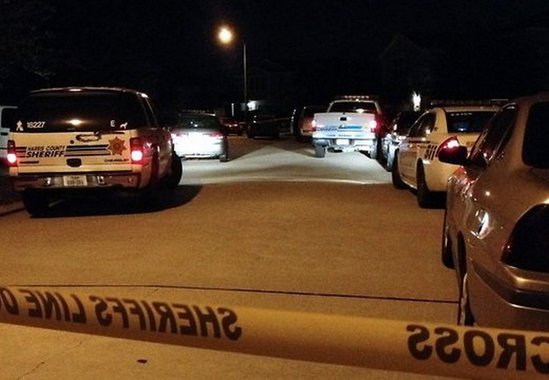 Pelo menos sete pessoas foram mortas em um tiroteio perto do campus da cidade californiana de Santa Bárbara, incluindo o suspeito do tiroteio, informou a imprensa local neste sábado; testemunhas relataram ter visto uma BMW preta em alta velocidade disparando em pessoas e outros objetos em Isla Vista; o atirador trocou tiros com a polícia antes de bater em um carro estacionado