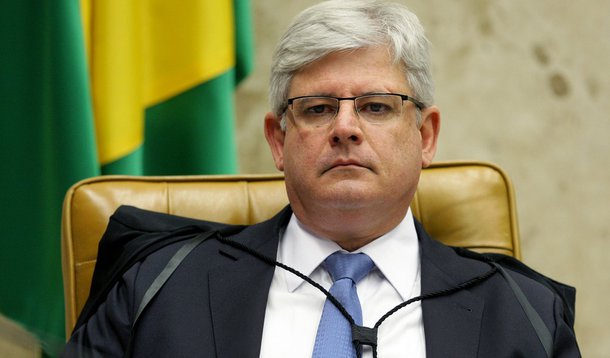 De acordo com autoridades que conversaram com o procurador-geral da República, ele decidiu, com base em denúncias de violação de direitos humanos em presídios, que a melhor solução é a intervenção federal no estado; pedido será feito pela PGR ao Supremo Tribunal Federal nos próximos dias; caso deve ser relatado pelo presidente da corte, Joaquim Barbosa, e depois levado a plenário; segundo o CNJ, 60 presos foram mortos nos presídios do estado no ano passado; nas últimas semanas, a violência nas ruas deixou morta uma garota de seis anos