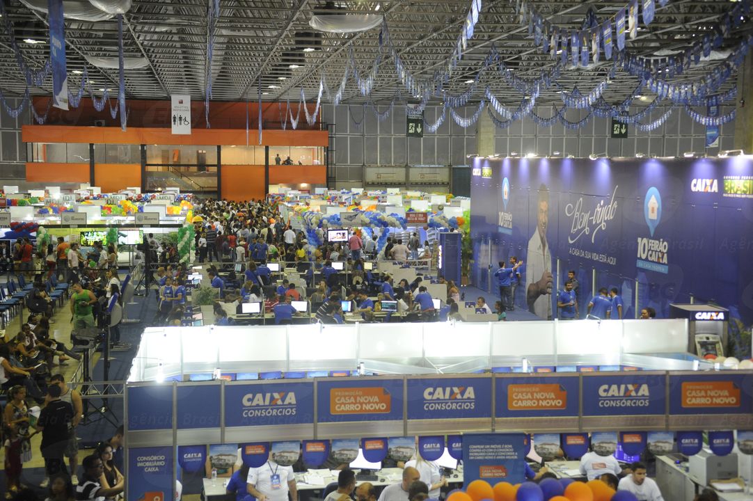 De acordo com a Caixa, foram fechados e encaminhados mais de 5.919 contratos até sábado (17), cujos valores chegaram a R$ 1,02 bilhão em negócios, somente na capital fluminense; neste domingo (18), último dia de feirão, a expectativa é ultrapassar o número de negócios fechados no ano passado; em 2013, mais de 71 mil pessoas visitaram a feira na cidade e mais de 9 mil negócios foram firmados, superando R$ 1,5 bilhão