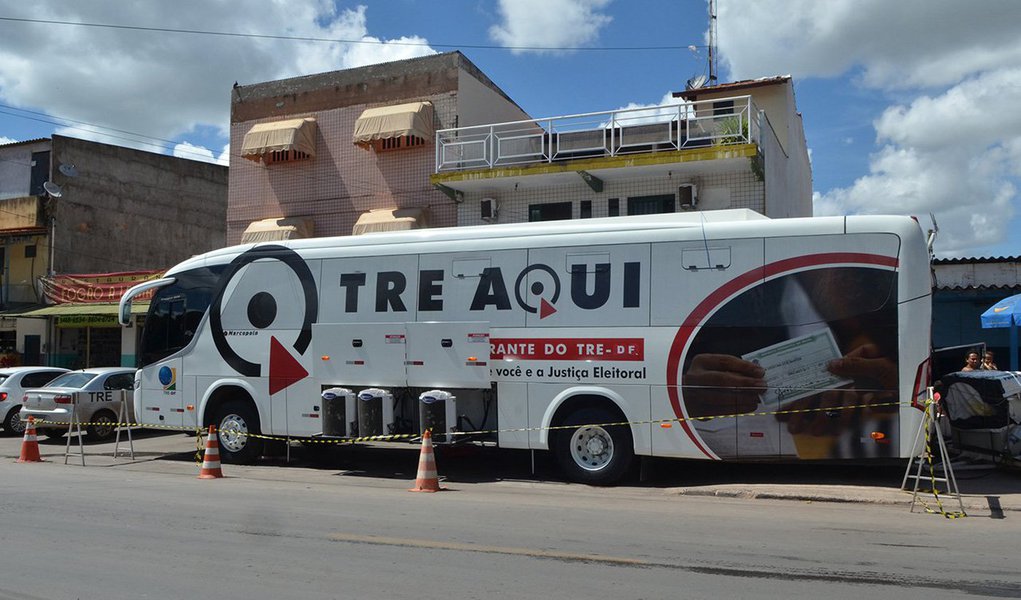Mais de 200 pessoas são atendidas diariamente no ônibus itinerante do Tribunal Regional Eleitoral do Distrito Federal (TRE- DF), na Administração Regional do Varjão. A equipe itinerante permanecerá no local até o dia 10