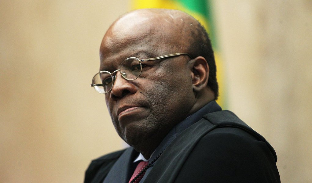 Presidente do Supremo Tribunal Federal (STF), ministro Joaquim Barbosa disse não estar preocupado com os dados do Censo do Judiciário, que mostrou que apenas 1,4% dos magistrados do país são pretos; "Não sei e estou de saída. Es ist mir ganz egal [expressão em alemão que significa 'para mim tanto faz']. Não estou nem aí", afirmou nesta segunda (16), ao deixar a última sessão do conselho antes de sua aposentadoria, prevista para o fim do mês
 